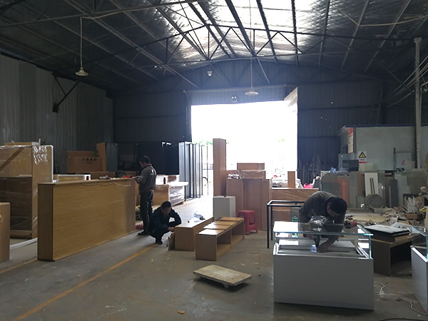 展柜生产基地组装区域